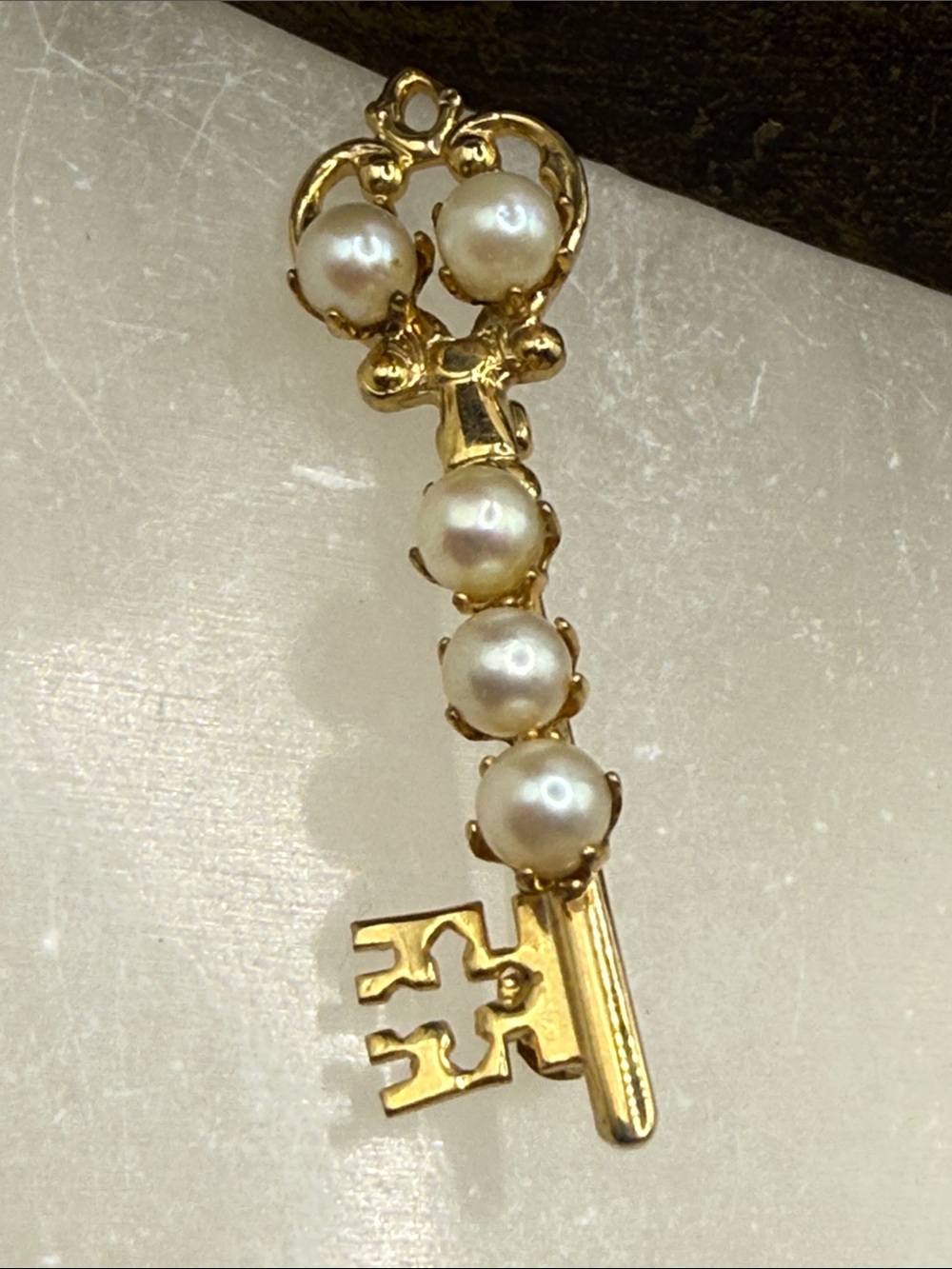 Gold-tone Pearl Key Brooch pin bat brooch lock key heart royal whimsical - Picture 8 of 9